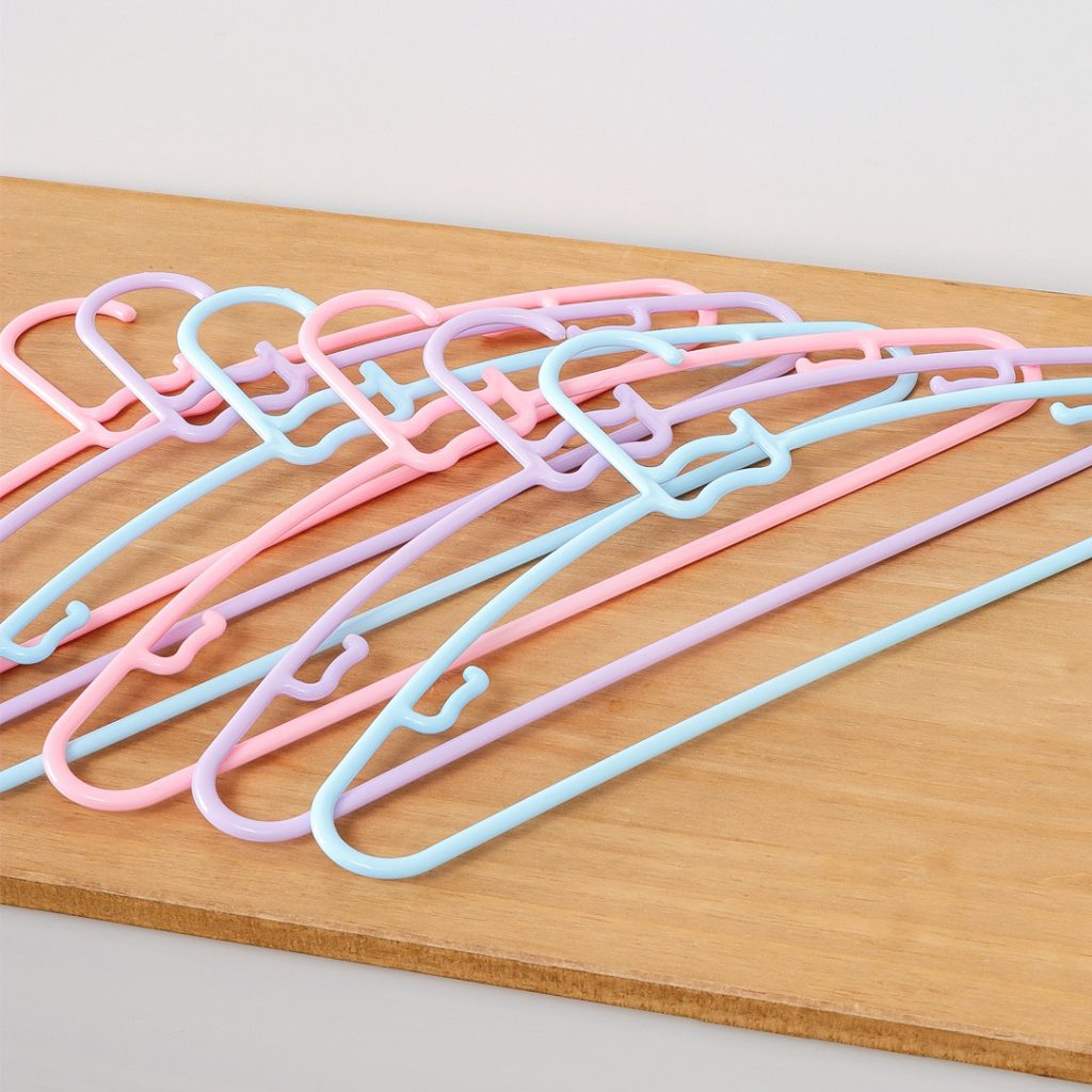 20 Mini Perchas De Plástico Para Muñecas – Multicolor, Tamaño 5″ X 2.8″, Ideales Para Organizar La Ropa De Muñecas
